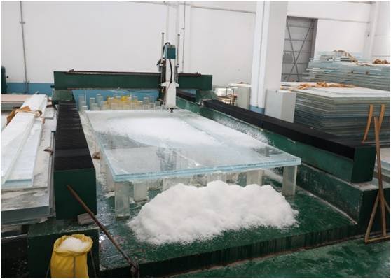 glass walled pool Factory