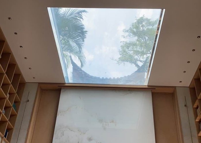 Glass-bottomed swimming pool